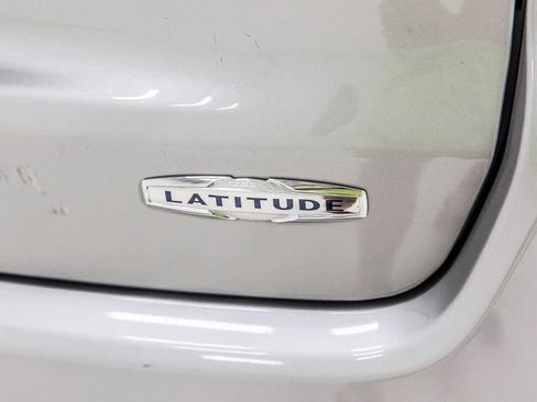 Used 2023 Jeep Compass Latitude AWD/4WD image 7