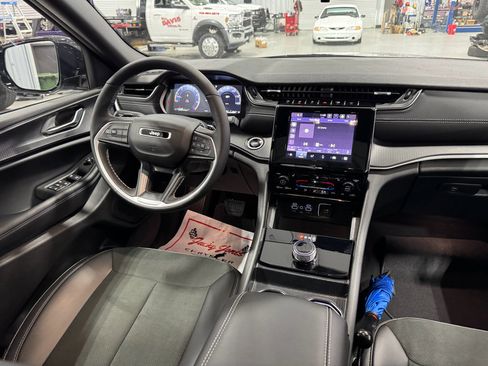 New 2025 Jeep Grand Cherokee L Altitude image 14