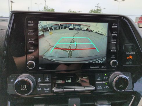 Used 2022 Toyota Highlander XLE FWD image 20
