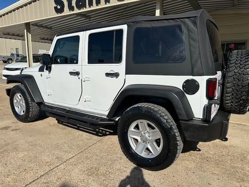 Used 2016 Jeep Wrangler Unlimited Rubicon w/ Connectivity Group image 10