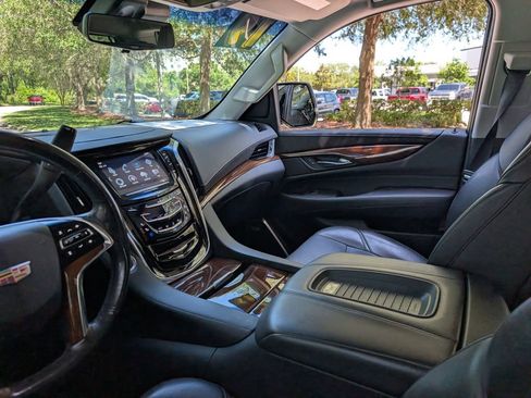 Used 2019 Cadillac Escalade Luxury AWD/4WD image 11