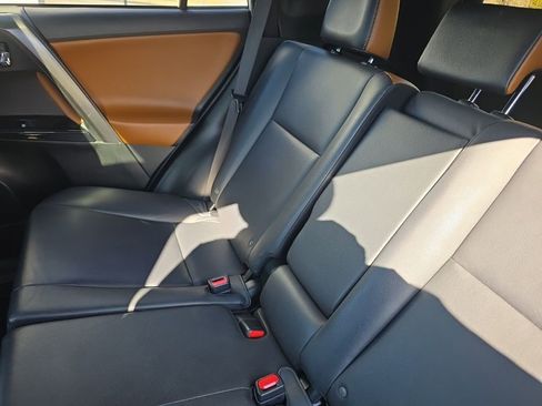 Used 2018 Toyota RAV4 SE image 15