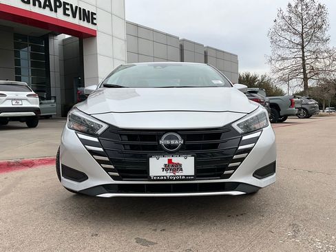 Used 2025 Nissan Versa SV image 3