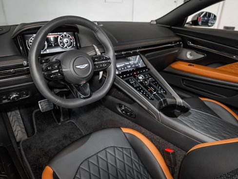 Used 2025 Aston Martin DB12 Coupe image 3