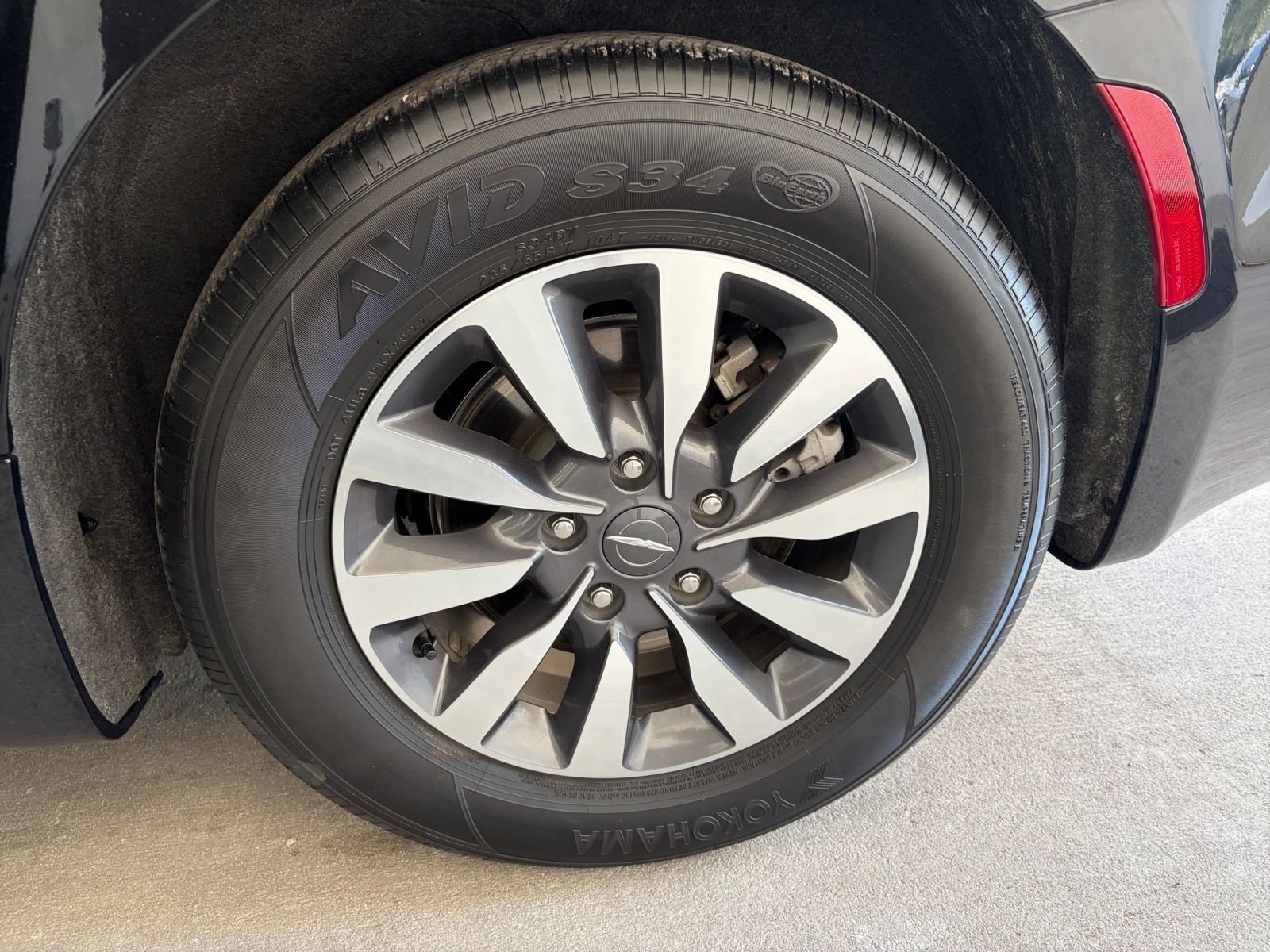 Used 2023 Chrysler Pacifica Limited FWD image 33