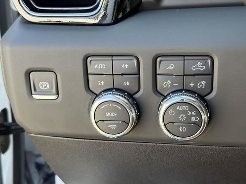 Used 2025 GMC Sierra 2500 AT4 AWD/4WD image 17