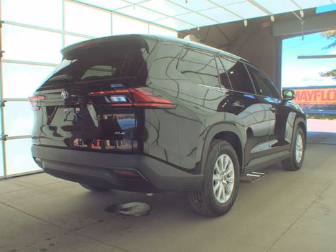 Used 2025 Toyota Grand Highlander AWD image 5