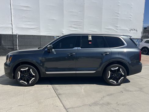 Used 2024 Kia Telluride S image 3