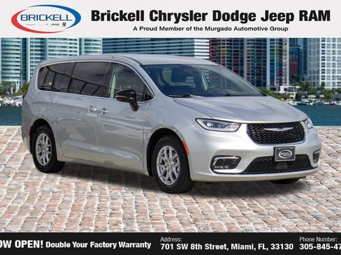Used 2024 Chrysler Pacifica Touring-L FWD image 3