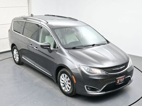 Used 2019 Chrysler Pacifica Touring-L image 33