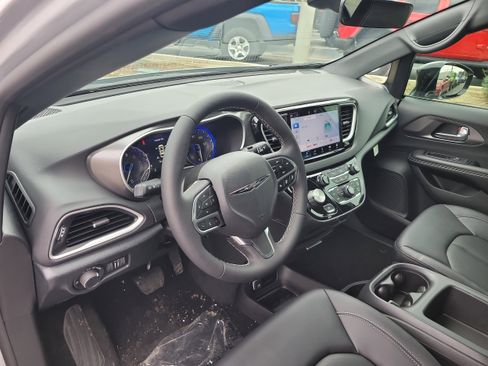 New 2026 Chrysler Voyager LX image 16