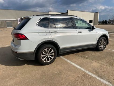 Used 2018 Volkswagen Tiguan SE w/ Panoramic Sunroof Package image 5