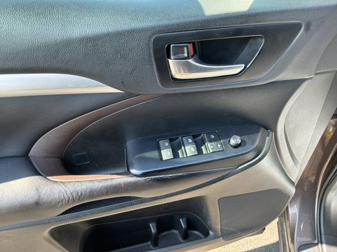Used 2019 Toyota Highlander XLE FWD image 13