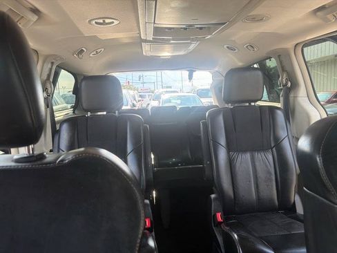 Used 2014 Chrysler Town & Country Limited w/ Luxury Group FWD image 26
