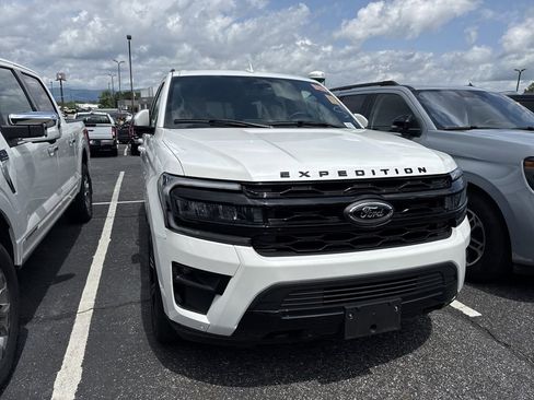 Used 2023 Ford Expedition Limited AWD/4WD image 3