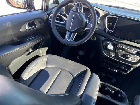 Used 2026 Chrysler Pacifica Select image 18