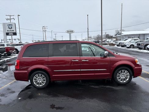 Used 2015 Chrysler Town & Country Touring-L w/ Driver Convenience Group image 25