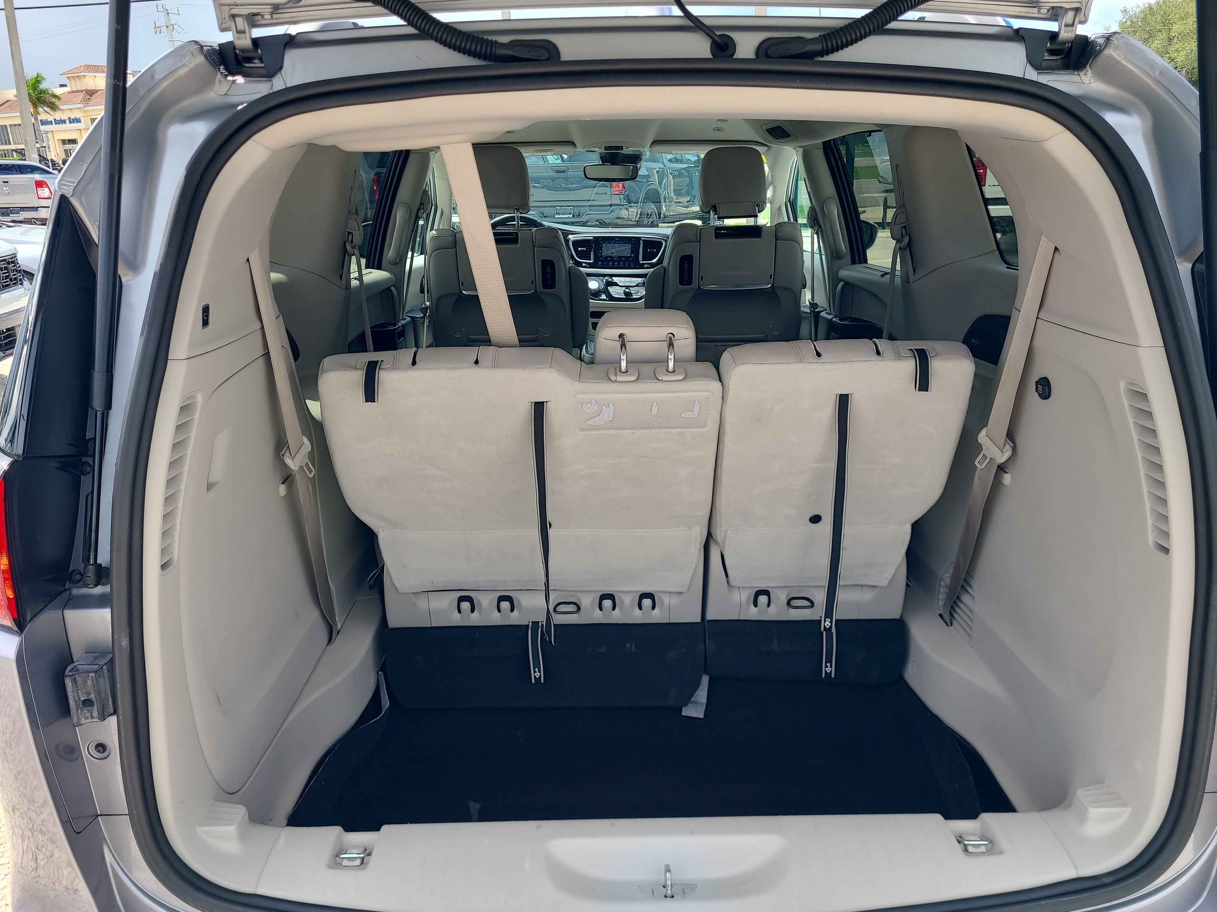 Used 2019 Chrysler Pacifica Touring-L Plus w/ Advanced Safetytec Group FWD image 9