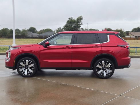 Used 2025 Mitsubishi Outlander SE image 4