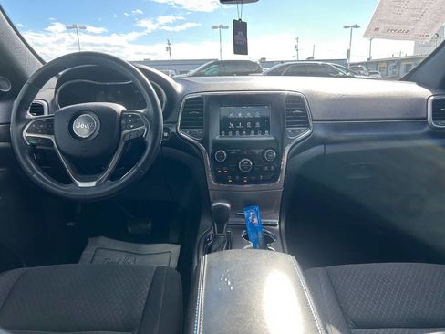 Used 2018 Jeep Grand Cherokee Laredo image 12
