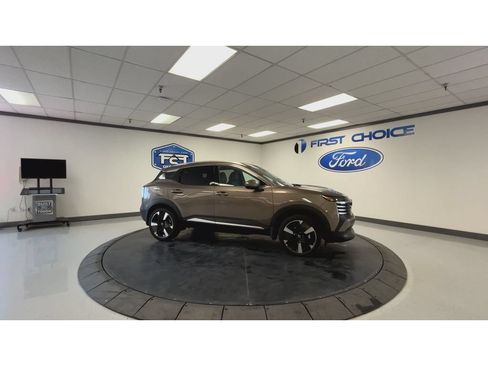 Used 2025 Nissan Kicks SR w/ SR Premium Package AWD/4WD image 3
