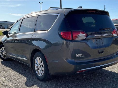 Used 2018 Chrysler Pacifica Touring-L Plus w/ Advanced Safetytec Group FWD image 3