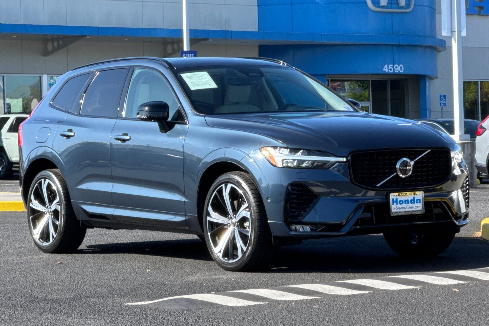 Used 2023 Volvo XC60 B5 Ultimate w/ Protection Package Premier FWD image 6