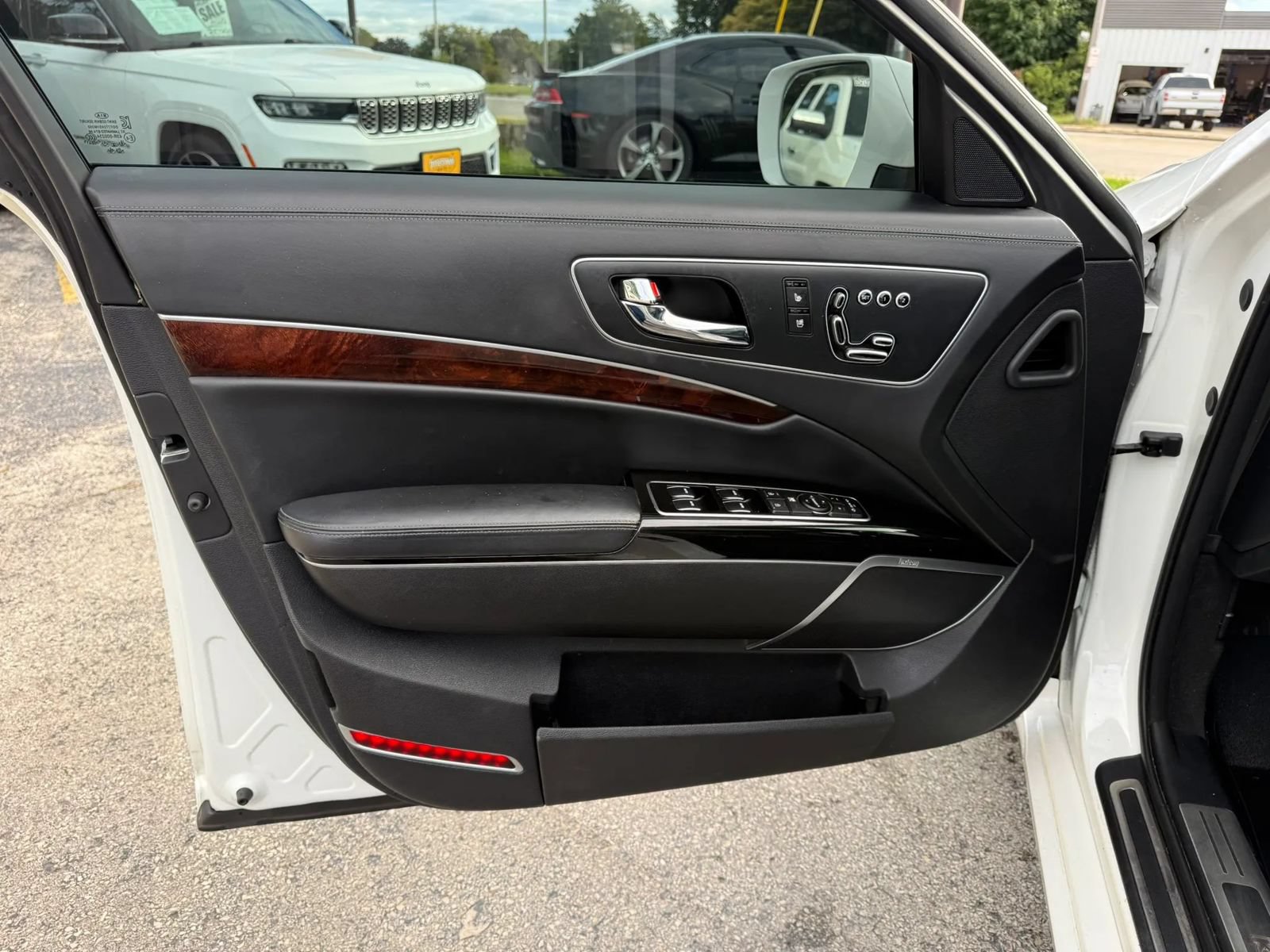 Used 2017 Kia K900 Luxury w/ VIP Plus Package RWD image 9