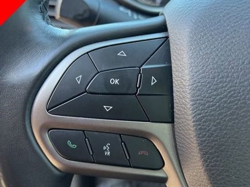 Used 2019 Jeep Cherokee Latitude Plus w/ Comfort/Convenience Group image 12