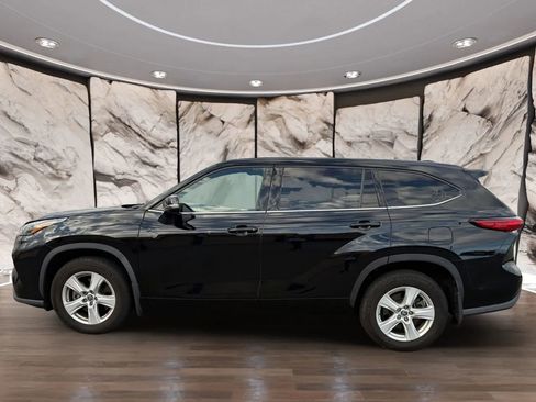 Used 2021 Toyota Highlander LE AWD/4WD image 5