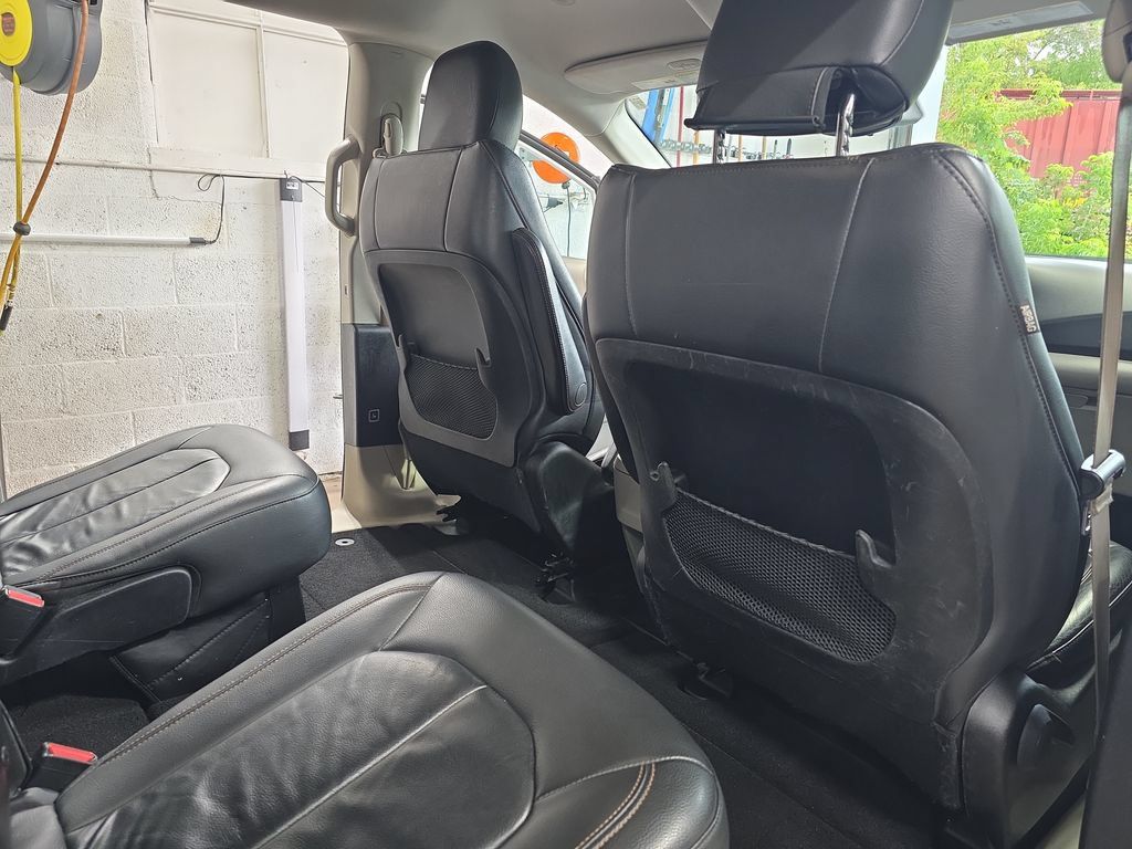 Used 2017 Chrysler Pacifica Touring-L w/ Tire & Wheel Group FWD image 11