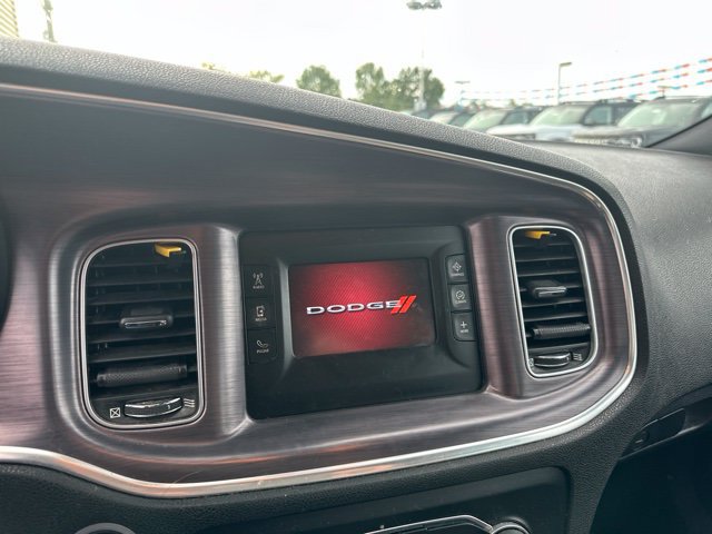 Used 2017 Dodge Charger SE RWD image 4