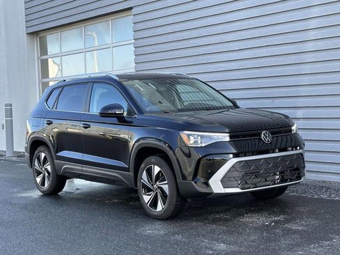 New 2026 Volkswagen Taos SE image 8