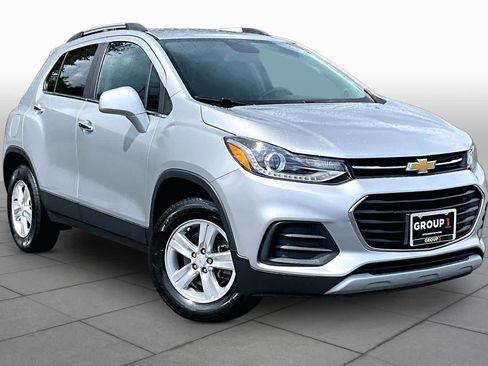 Used 2020 Chevrolet Trax LT w/ LT Convenience Package AWD/4WD image 3