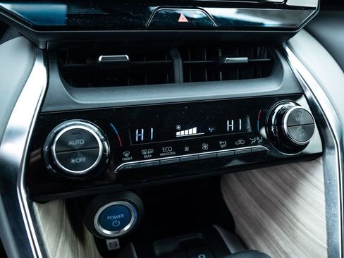 Used 2022 Toyota Venza XLE image 25