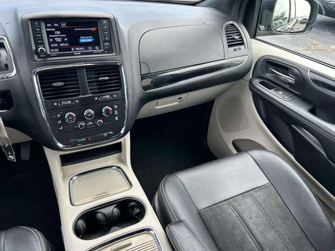 Used 2019 Dodge Grand Caravan SXT FWD image 18
