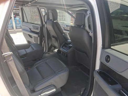Used 2018 Lincoln Navigator Select RWD image 12