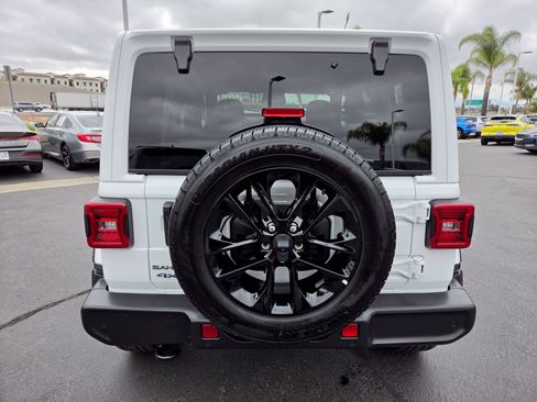 Used 2025 Jeep Wrangler Unlimited Sahara w/ Safety Group AWD/4WD image 8