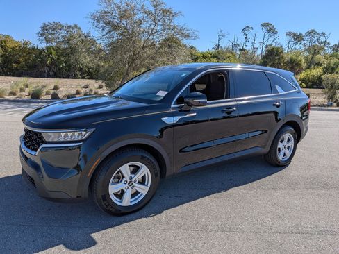 Used 2023 Kia Sorento LX image 9