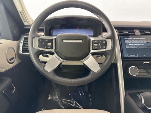 Used 2024 Land Rover Discovery S image 34