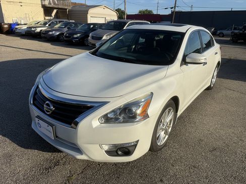 Used 2013 Nissan Altima 2.5 SL w/ Technology Pkg FWD image 2