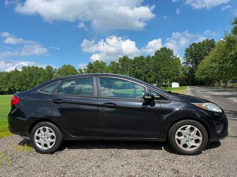 Used 2013 Ford Fiesta SE w/ Super Fuel Economy Pkg FWD image 5
