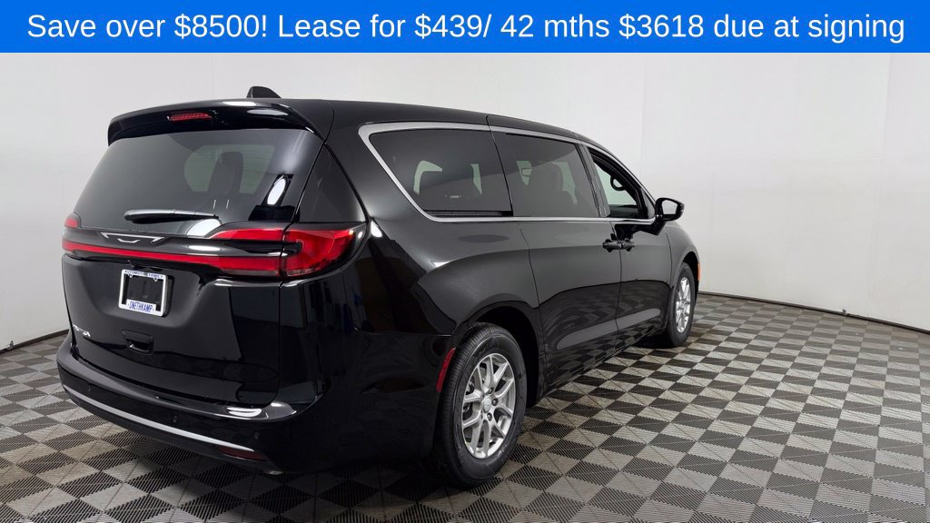 New 2027 Chrysler Pacifica Select FWD image 8