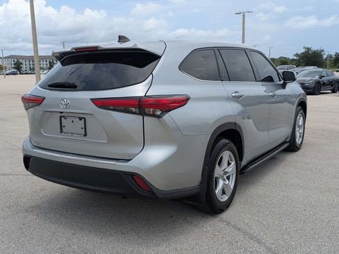 Used 2022 Toyota Highlander LE FWD image 5