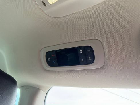 Used 2024 Chrysler Pacifica Touring-L FWD image 35