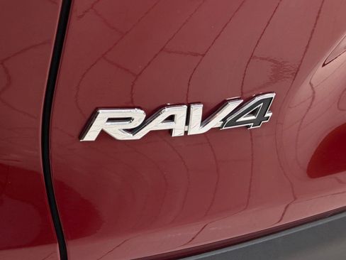 Used 2022 Toyota RAV4 XLE Premium AWD/4WD image 33