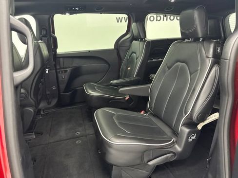 Used 2025 Chrysler Pacifica Limited FWD image 28
