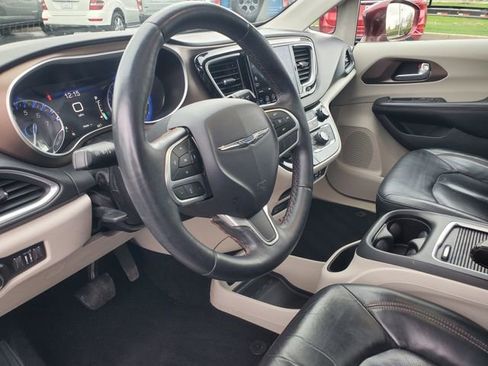 Used 2018 Chrysler Pacifica Touring-L Plus w/ Tire & Wheel Group FWD image 12