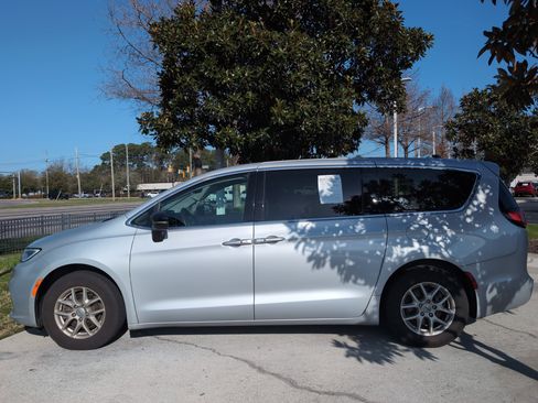 Used 2024 Chrysler Pacifica Touring-L image 7