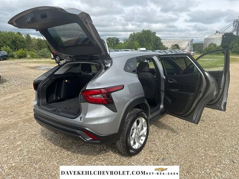 Used 2025 Chevrolet Trax LS w/ LS Convenience Package FWD image 15